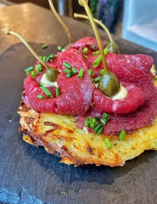 Ricetta ROSTI DI PATATE AL FORNO CON CARNE SALADA, FRUTTO DEL CAPPERO ED ERBA CIPOLLINA di Burrataepistacchi