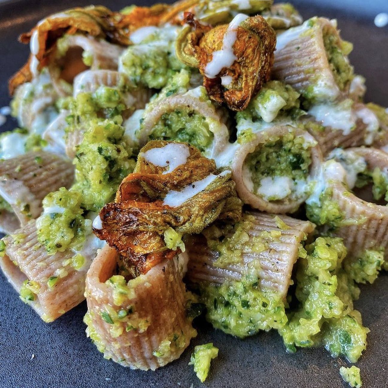 Cameroni di farro con zucchine, fiori di zucca e crema di gorgonzola