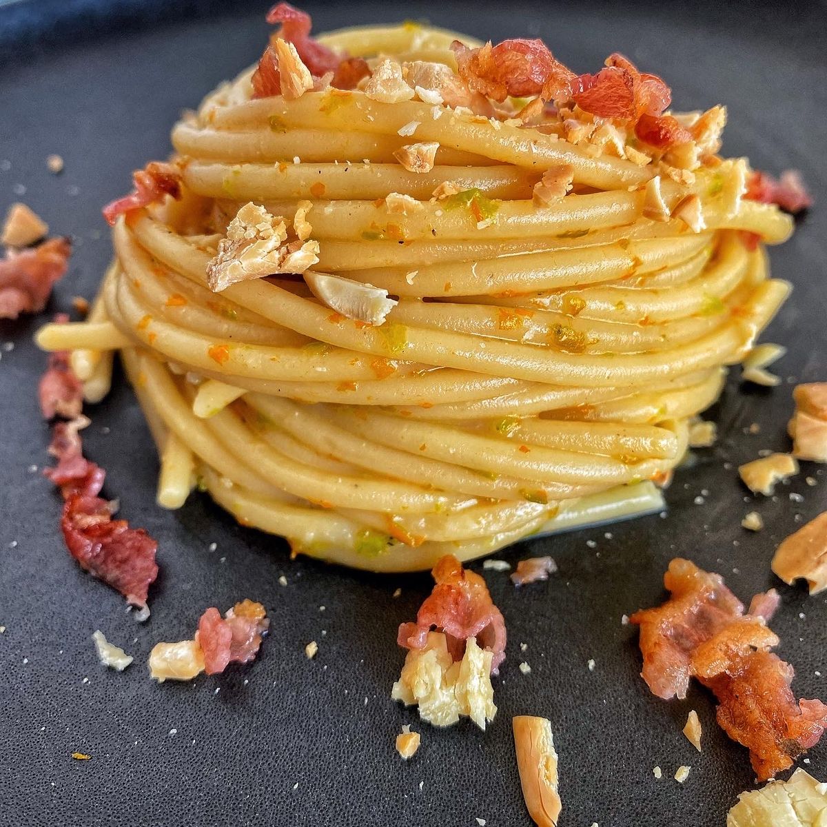 Spaghetti integrali alla zucca con spinaci, nocciole e semi