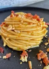 Ricetta Spaghettone con crema di fiori di zucca, bacon e mandorle tostate