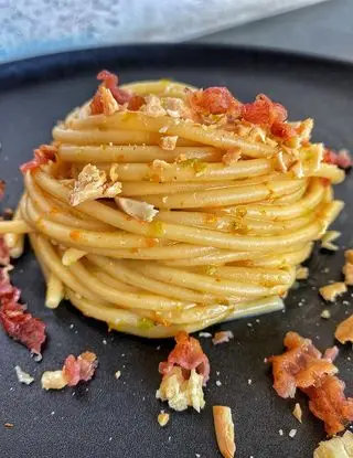 Ricetta Spaghettone con crema di fiori di zucca, bacon e mandorle tostate di Burrataepistacchi