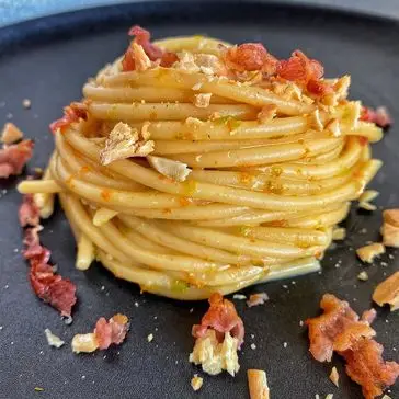 Ricetta Spaghettone con crema di fiori di zucca, bacon e mandorle tostate di Burrataepistacchi