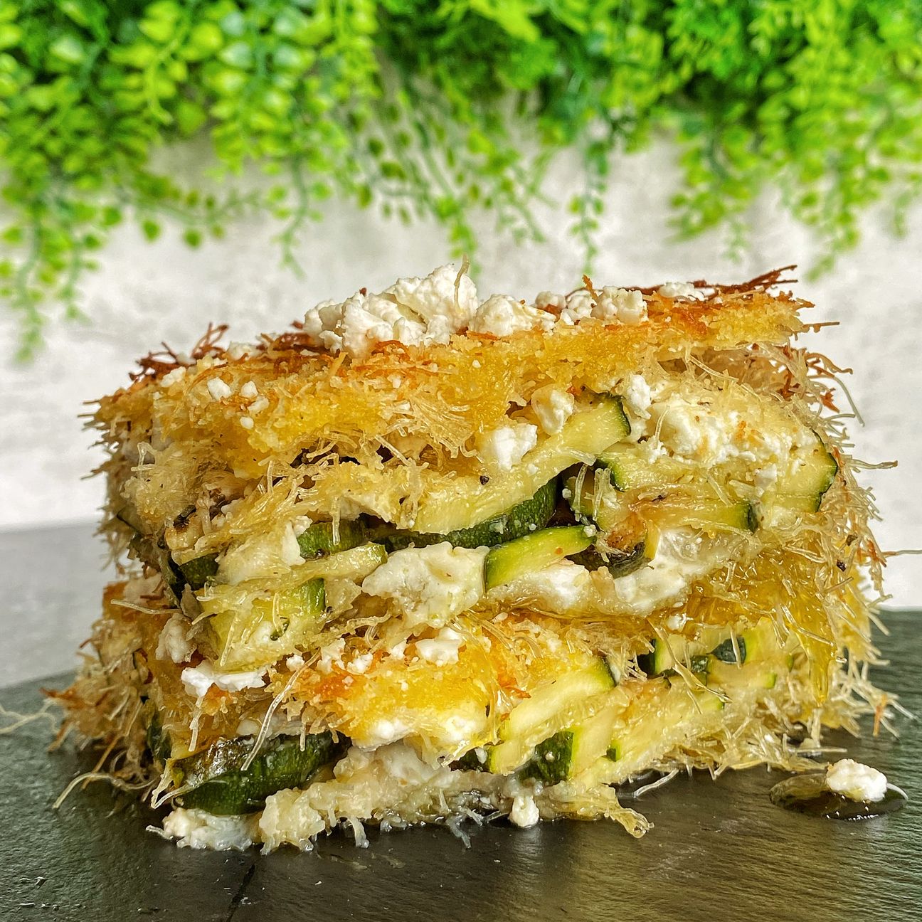 Torta salata di pasta kataifi, feta e zucchine