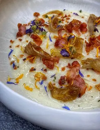 Ricetta Risotto cremoso con stracchino, petali di scalogno caramellato e bacon croccante di Burrataepistacchi