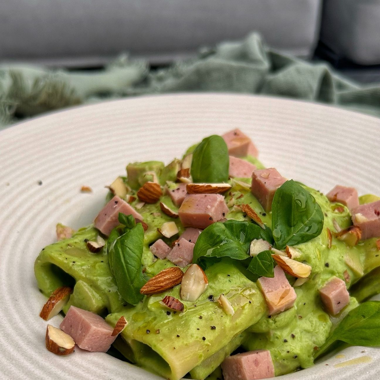 Pacchero con crema di piselli, mandorle tostate e cubetti di cotto