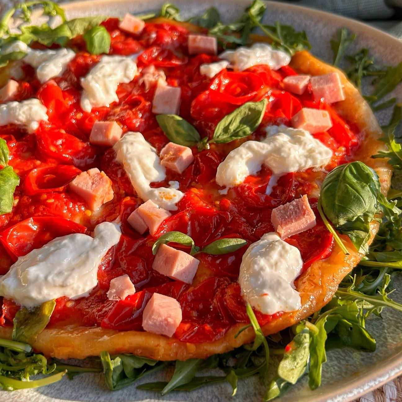 Tarte tatin di pomodorini in padella con burrata e cubetti di cotto