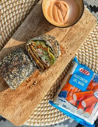 Ricetta Involtino di carta di riso con alga nori, riso basmati, tofu, surimi, carota e cetriolo di Burrataepistacchi