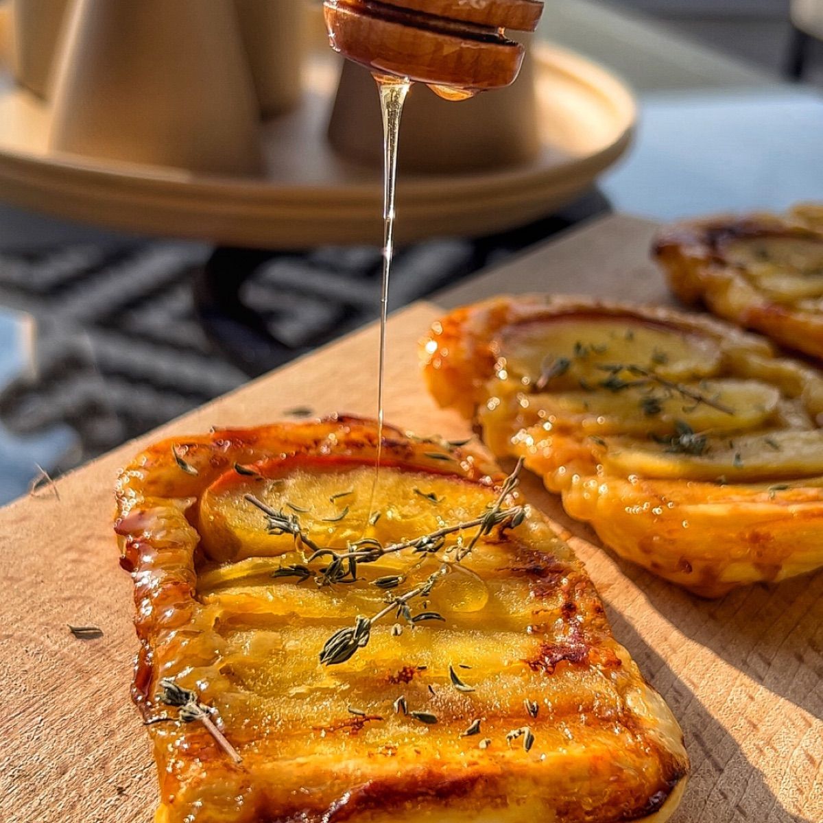 RETTANGOLI DI SFOGLIA CON MIELE, BRIE E MELE
