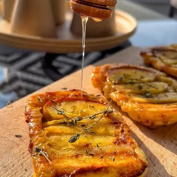Ricetta RETTANGOLI DI SFOGLIA CON MIELE, BRIE E MELE di Burrataepistacchi