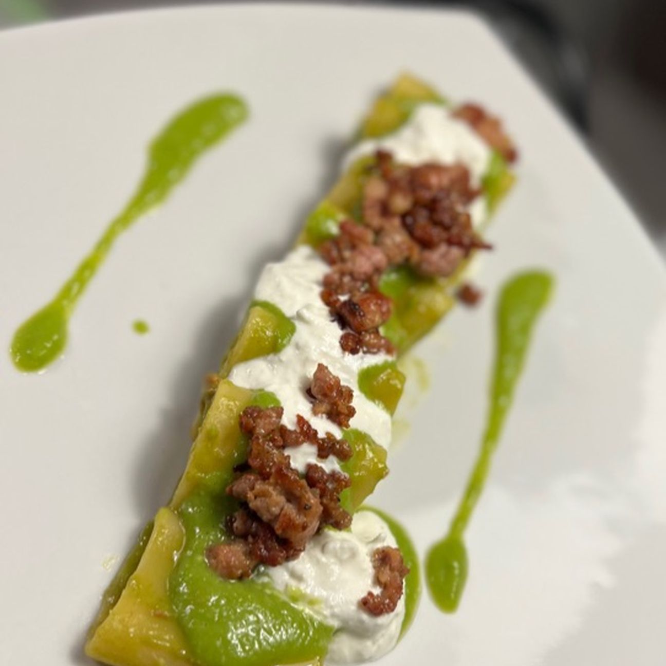 Paccheri piselli salsiccia e burrata