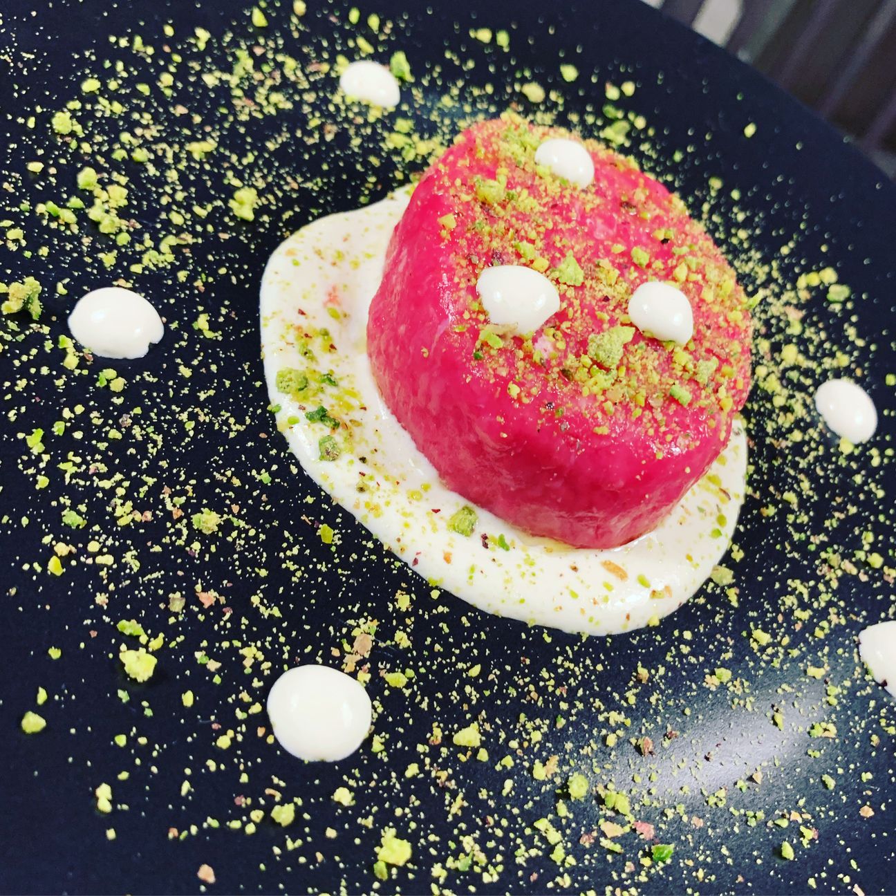 Tartare con fonduta di gorgonzola e pistacchi