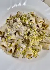 Ricetta Mezzi rigatoni con salmone, panna e granella di pistacchio