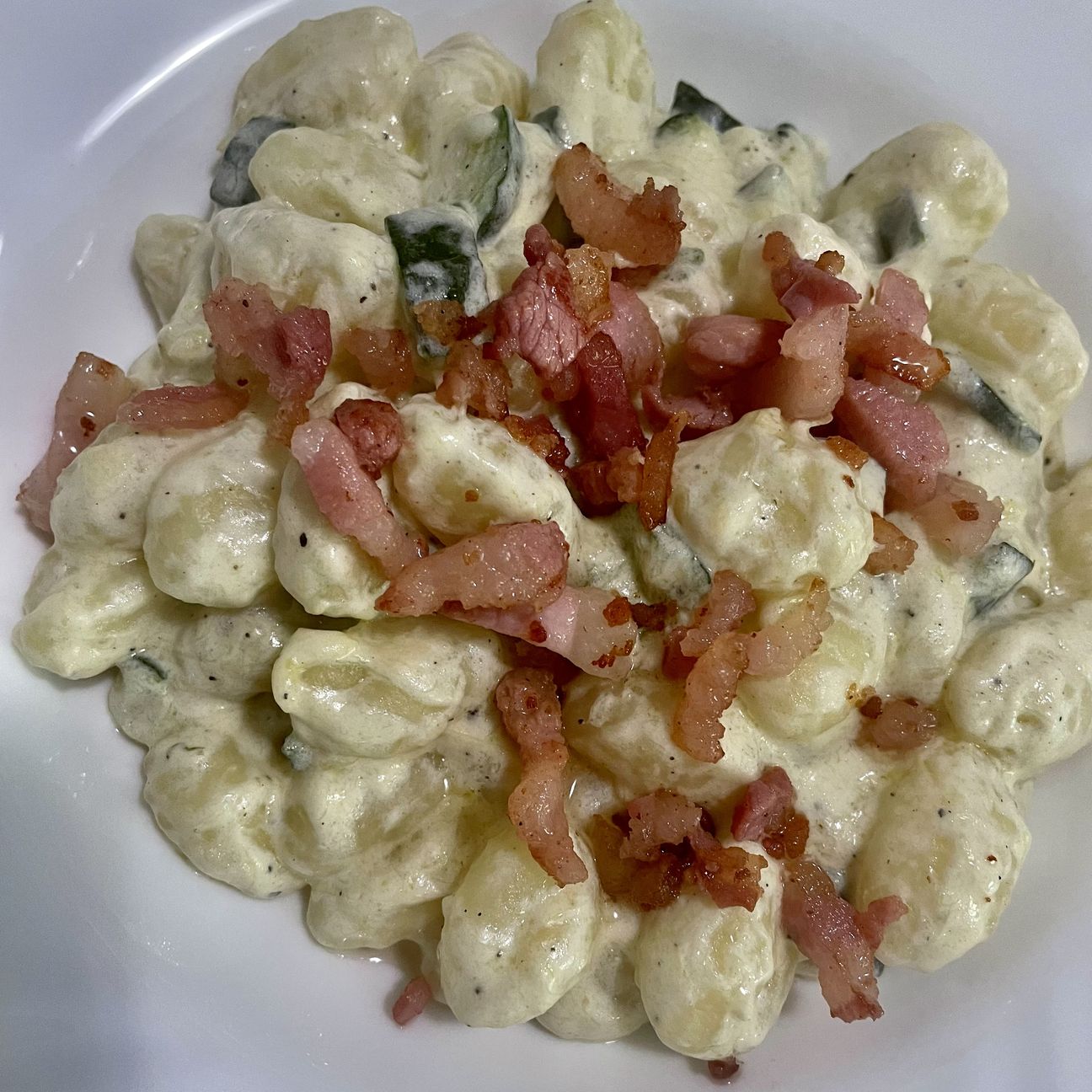 Gnocchi con zucchine, guanciale e panna