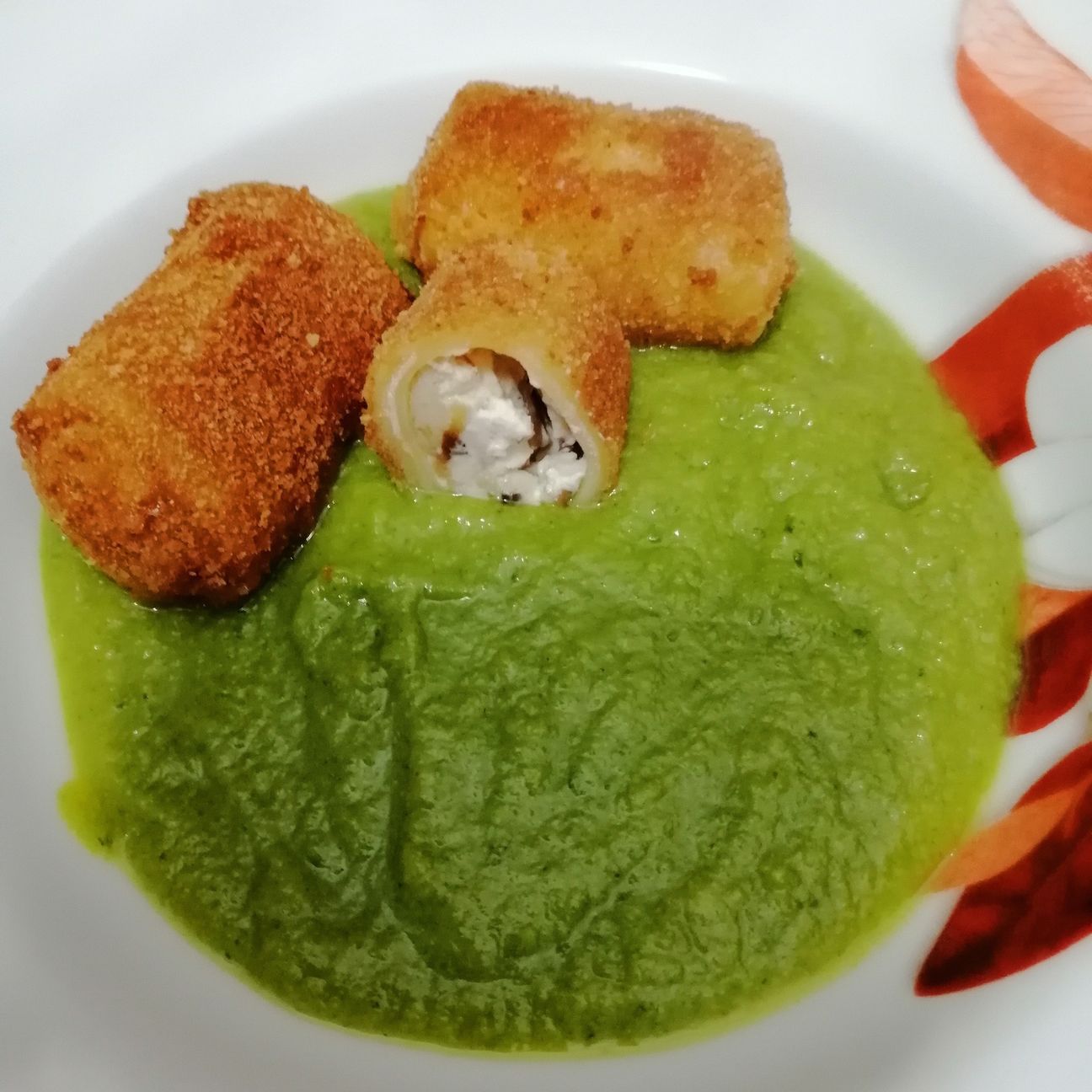 Pacchero fritto ripieno di ricotta e funghi porcini su crema di zucchine.