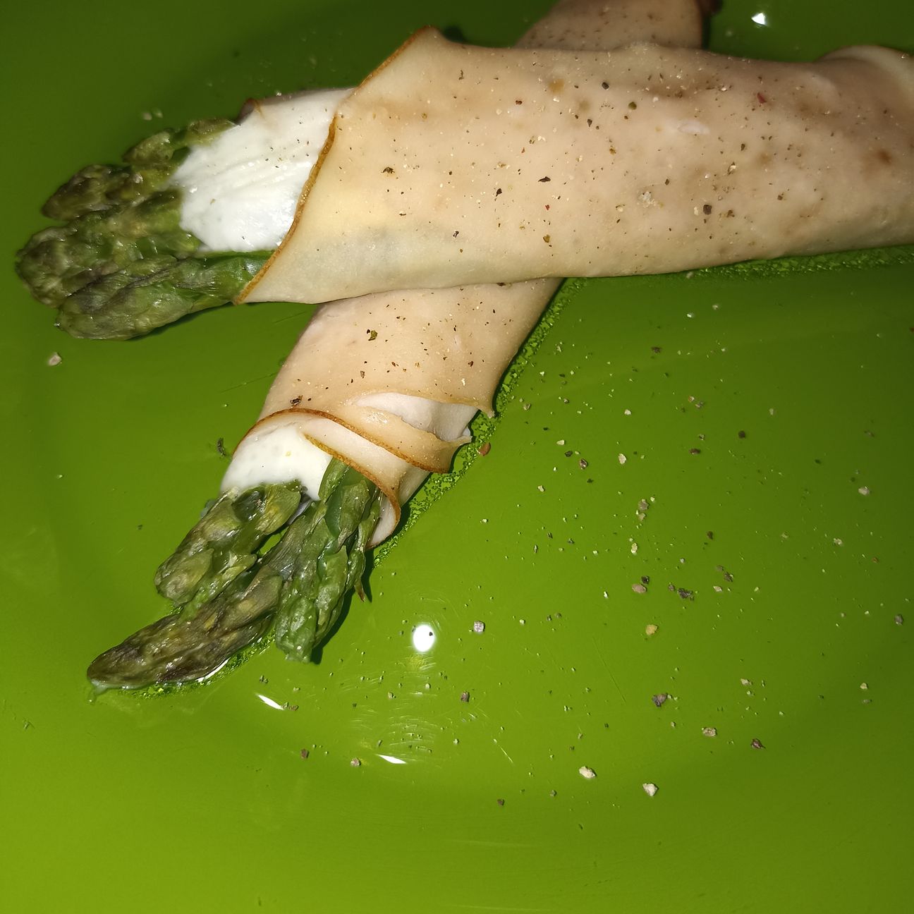 Involtini di fesa di tacchino, asparagi e mozzarella