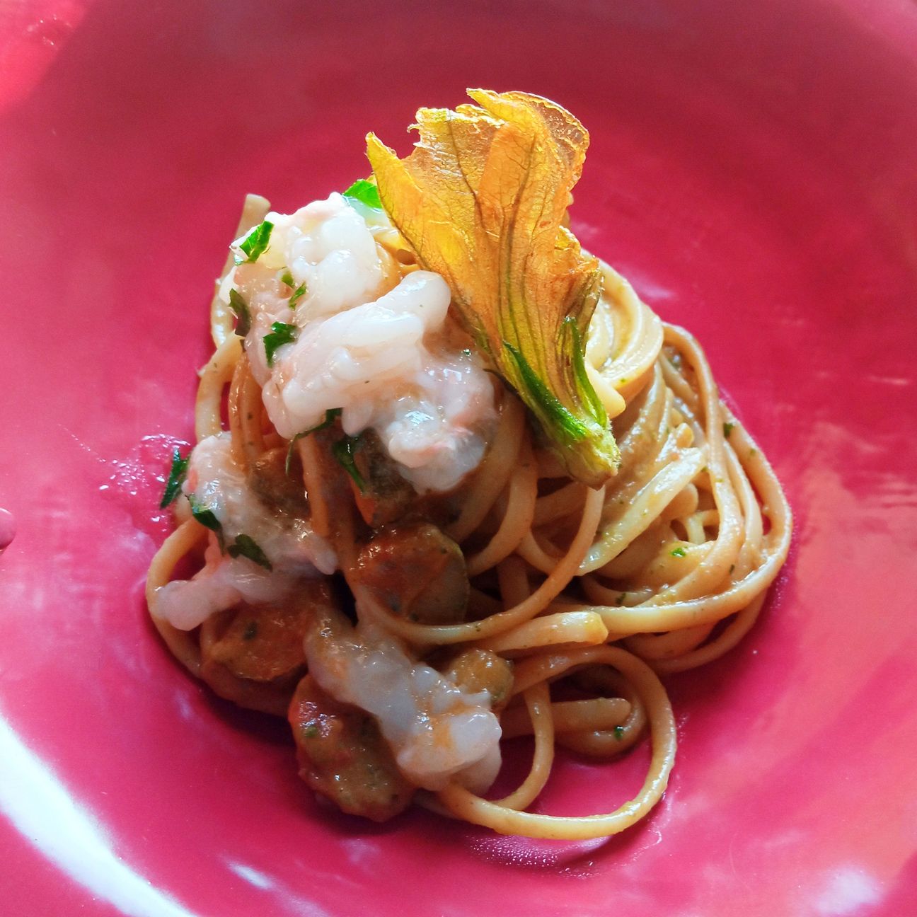 Linguine alla crema di zucchine con top di gambero e fiore croccante