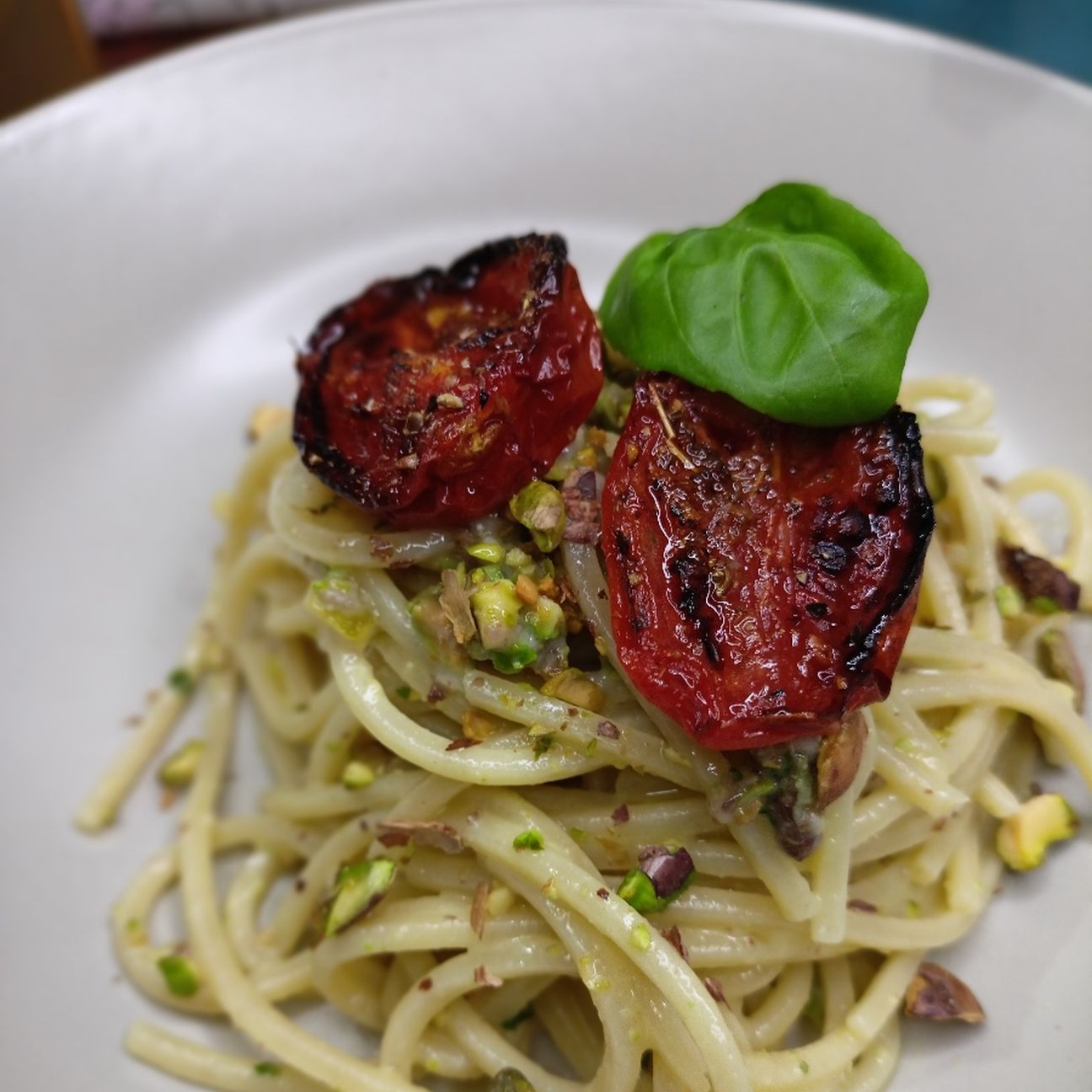 Spaghetti con pesto di pistacchio e pomodorini confit