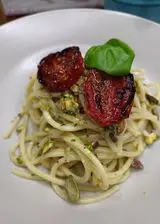 Ricetta Spaghetti con pesto di pistacchio e pomodorini confit