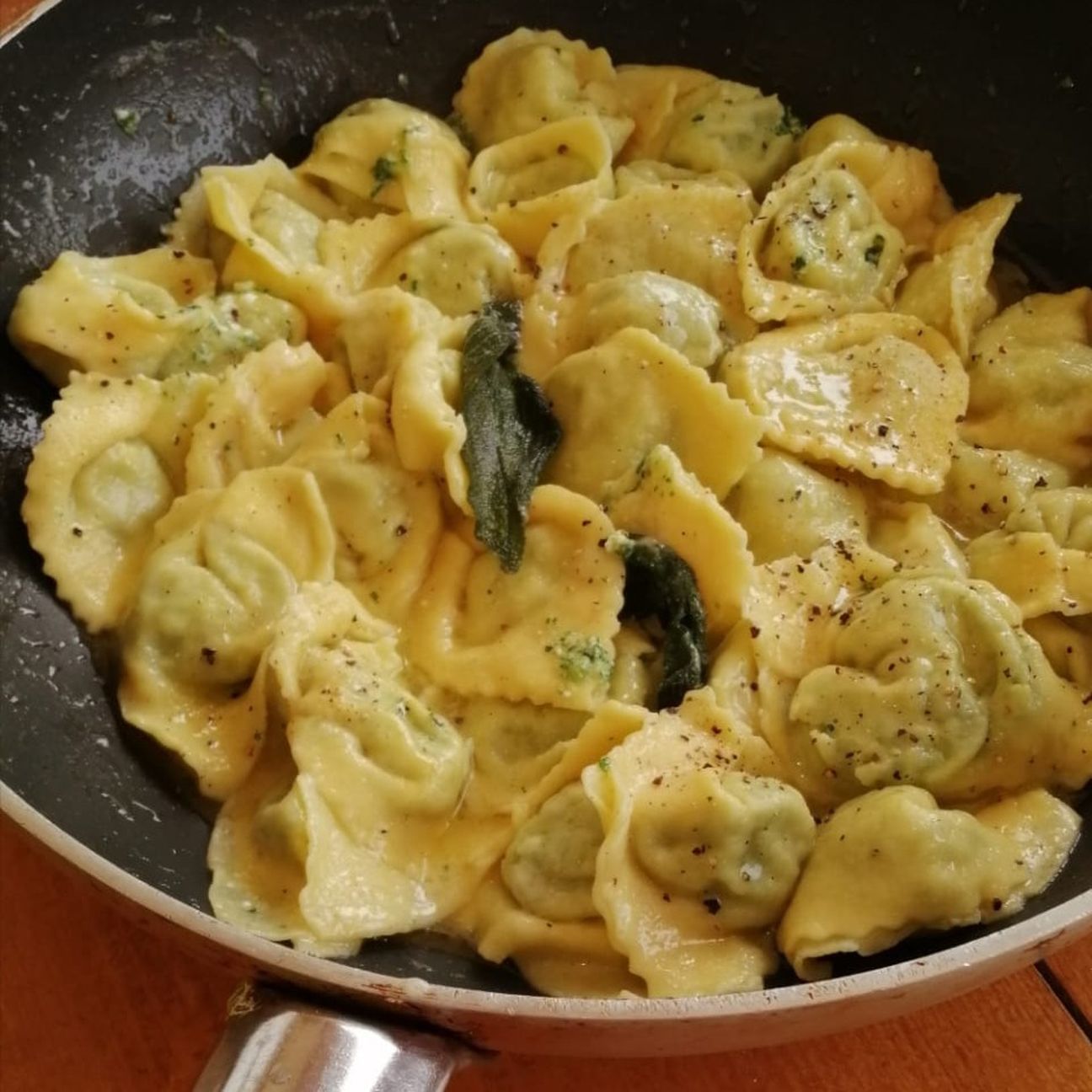 Orecchioni ortica e ricotta mantecati con burro centrigufato e salvia.