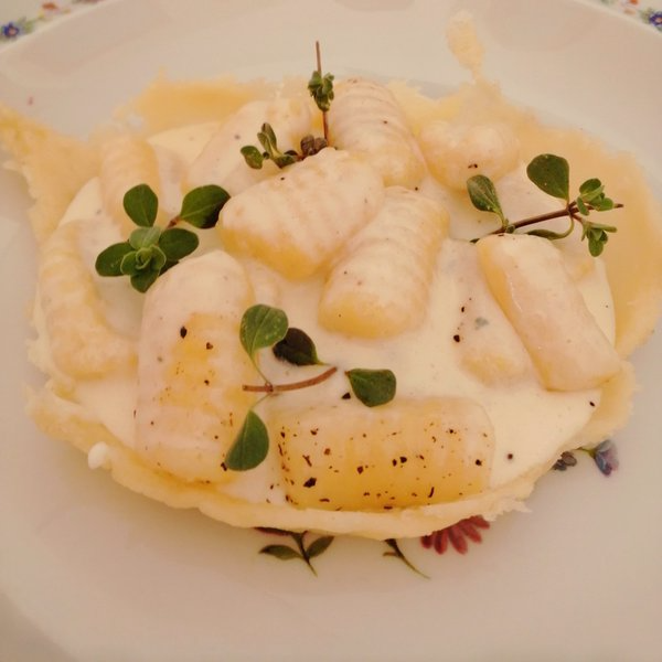 Cestino di formaggio con Gnocchi di polenta su una fonduta di formaggi
