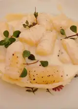 Ricetta Cestino di formaggio con Gnocchi di polenta su una  fonduta di  formaggi