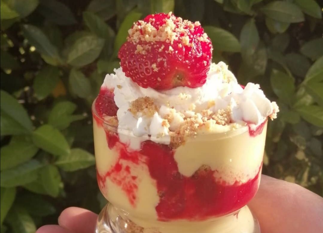 Crumble scomposto con crema al mascarpone e colusse di fragole