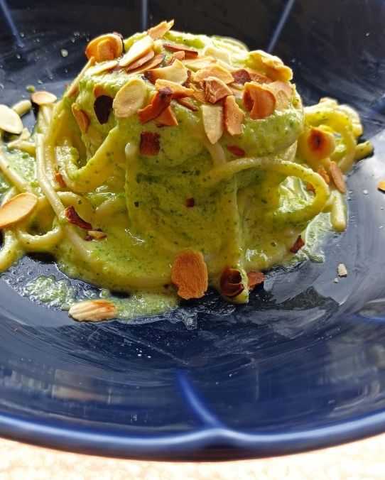 Spaghetti con crema di zucchine, mascarpone e mandorle sfilettate😋