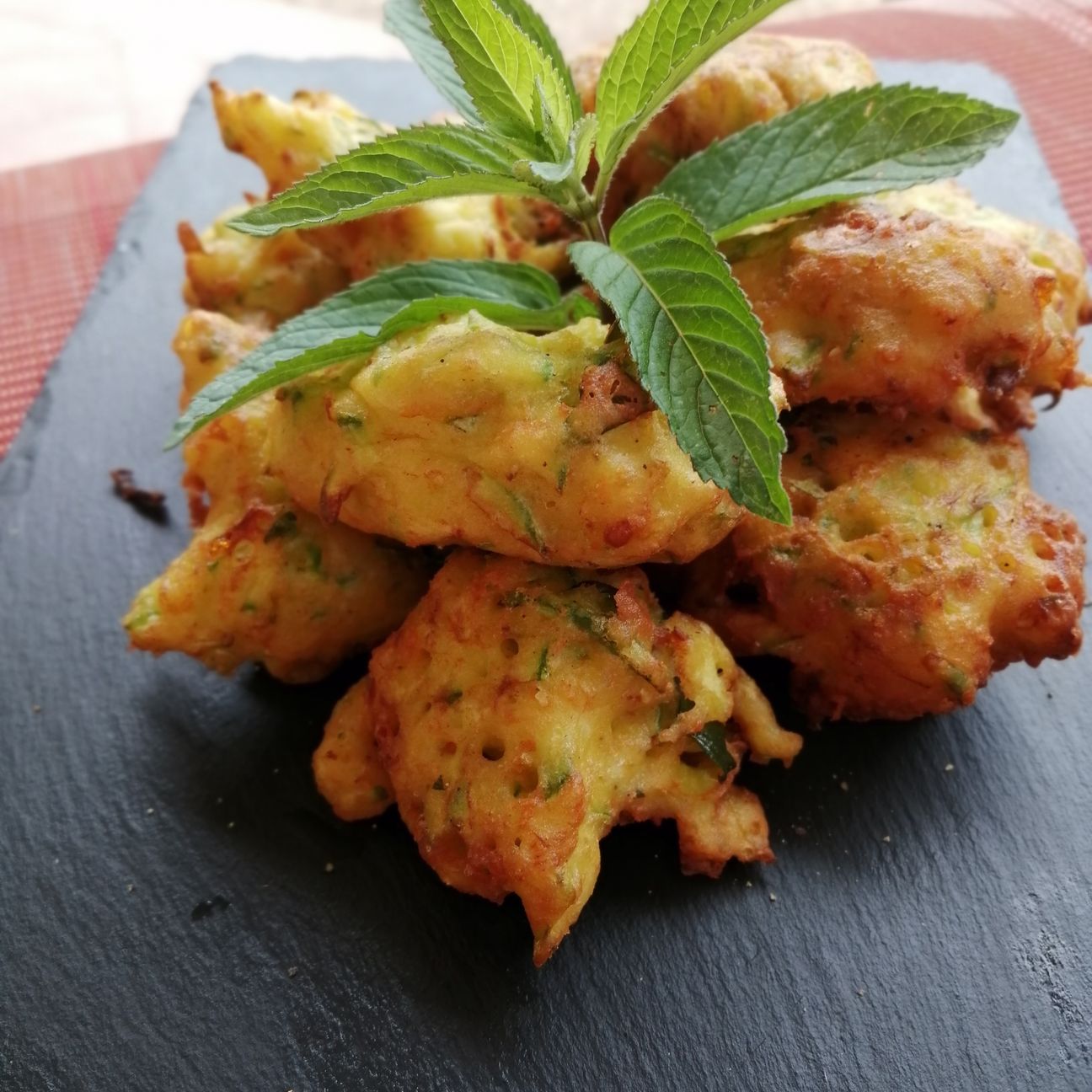 Frittelle di zucchine,ricotta e fiori di zucca