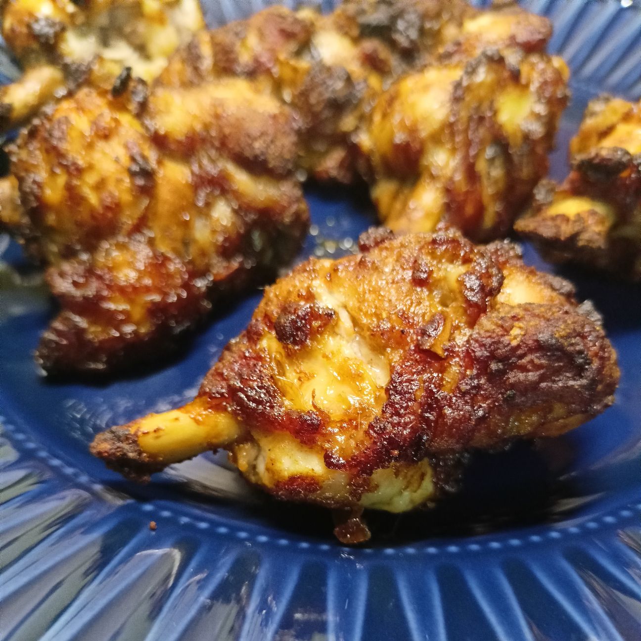 Coscette di pollo speziate cotte in friggitrice ad aria