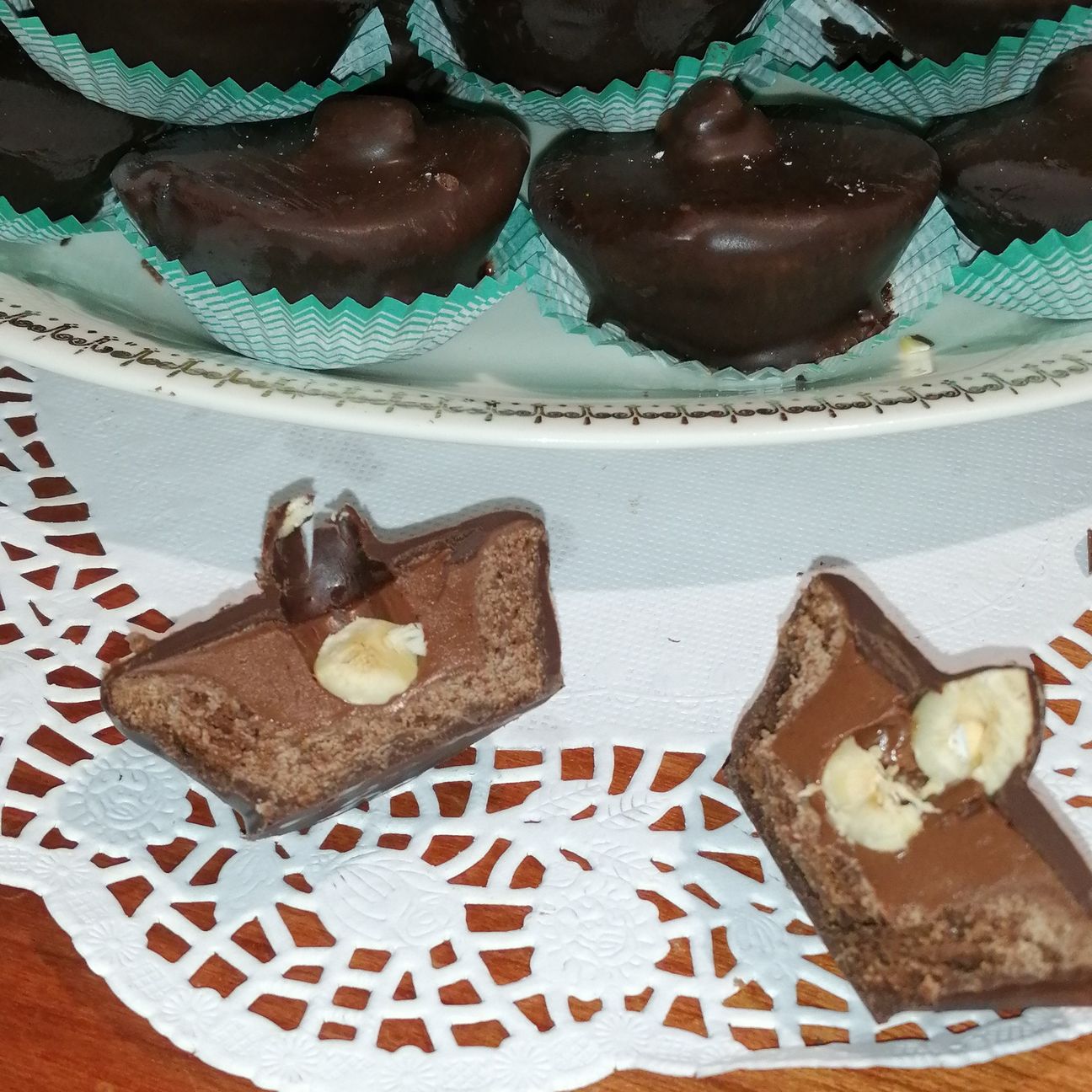 Cestini di nutella con nocciola ricoperto di cioccolato fondente.