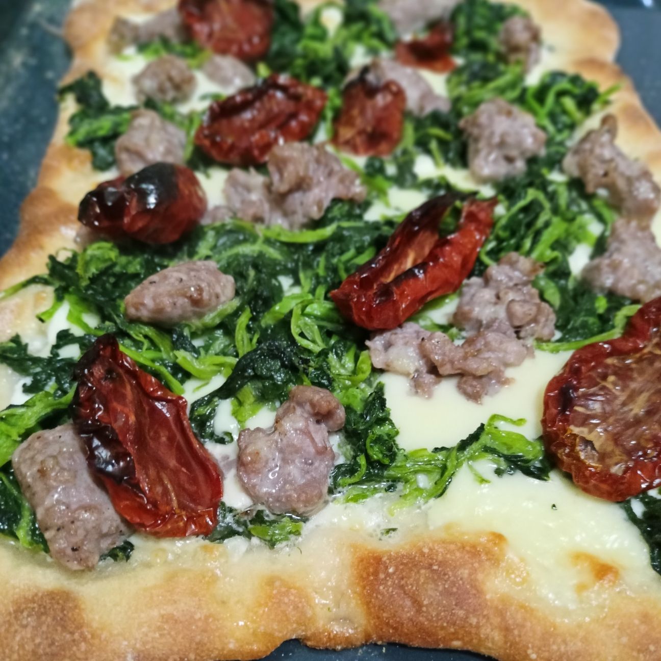 Spianata con friarelli burrata salsiccia e pomodoro secco