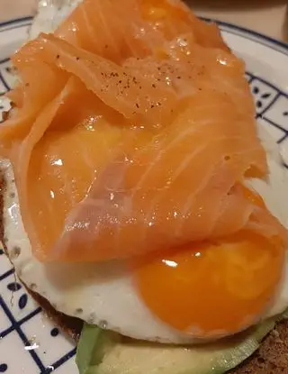 Ricetta Occhio di bue su pane di segale tostato con avocado è salmone affumicato di Le_ricette_di_Romina_