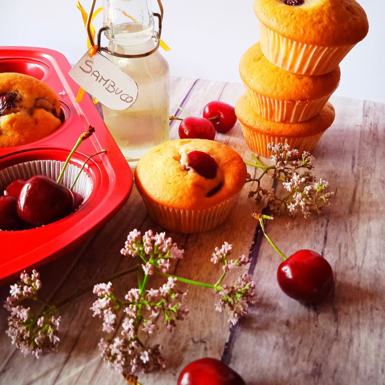 Muffin ciliegie e sciroppo di sambuco
