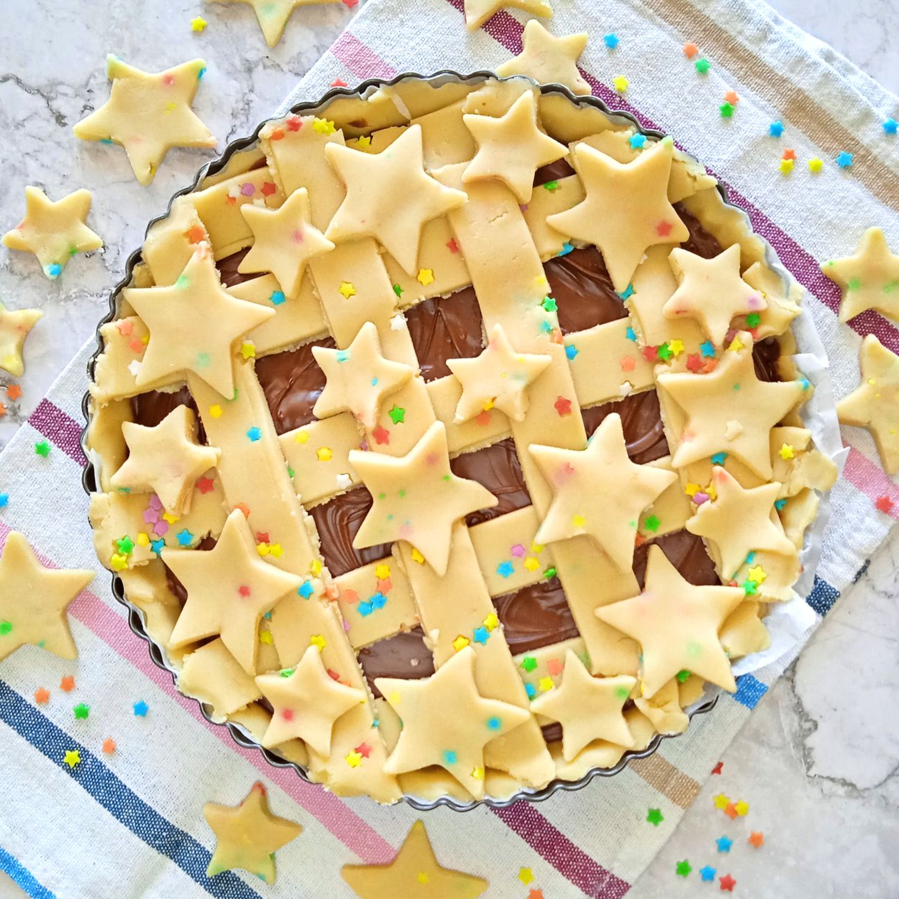 Crostata alla nutella e zuccherini colorati