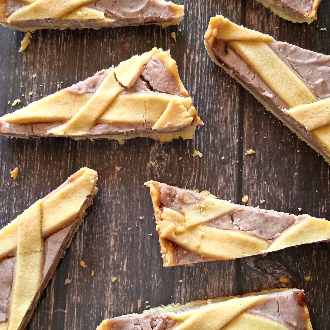 Crostata ripiena di ricotta e marmellata di fragole