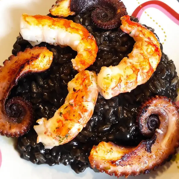 Risotto al nero di seppia con polipo croccante e gamberoni Al.ta Cucina