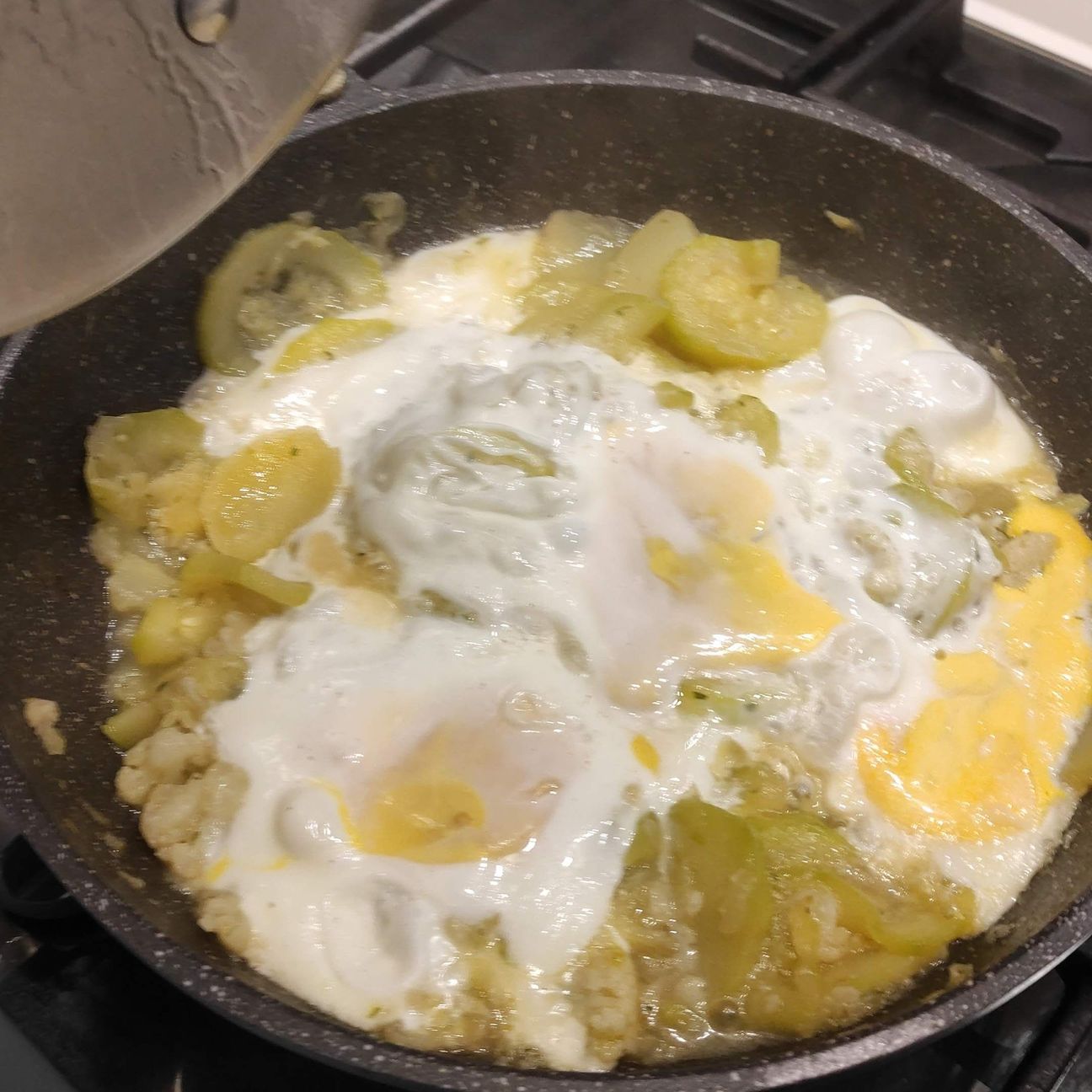 Uova con patate zucchine e cipolla