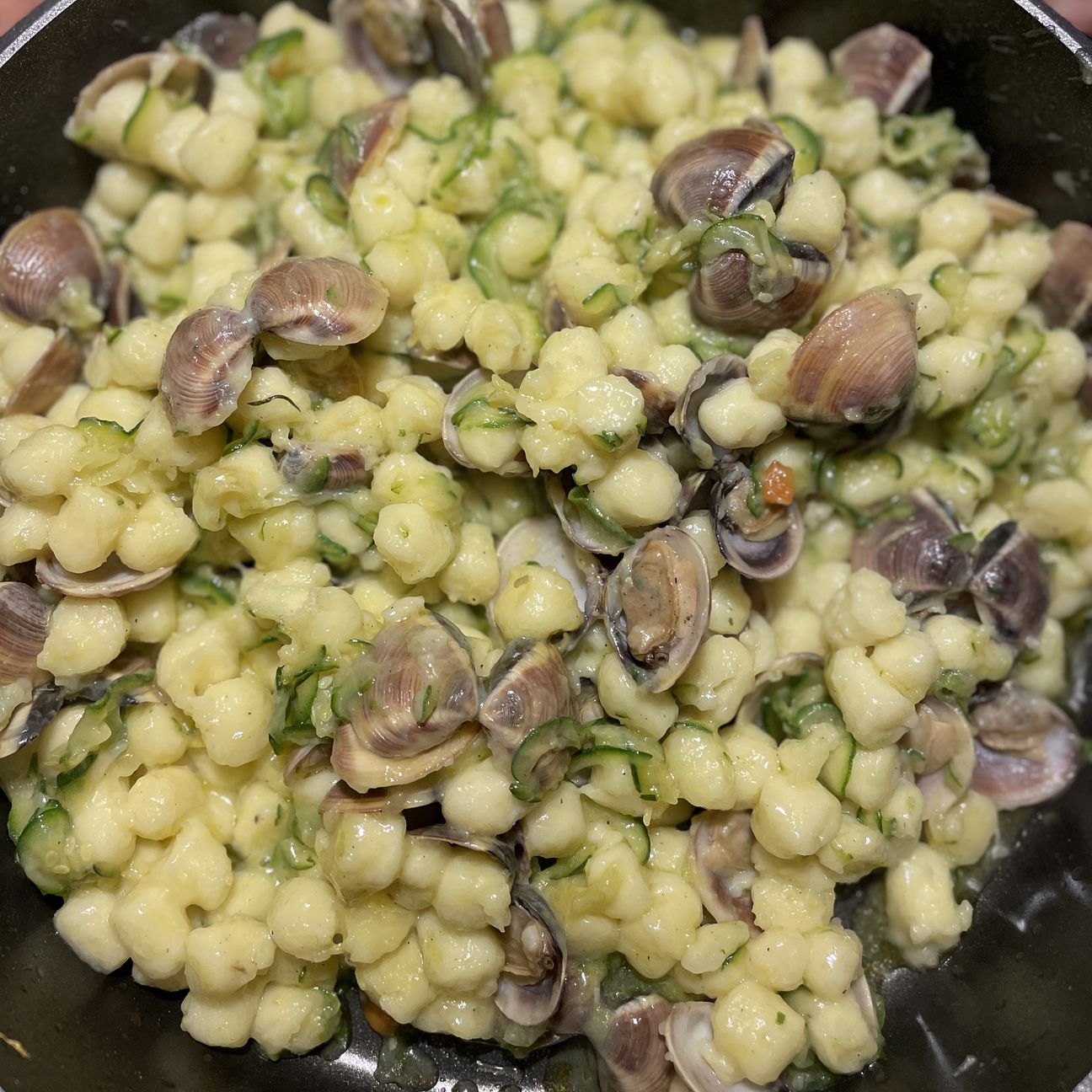 Gnocchetti di patate con vongole, zucchine e stracciatella