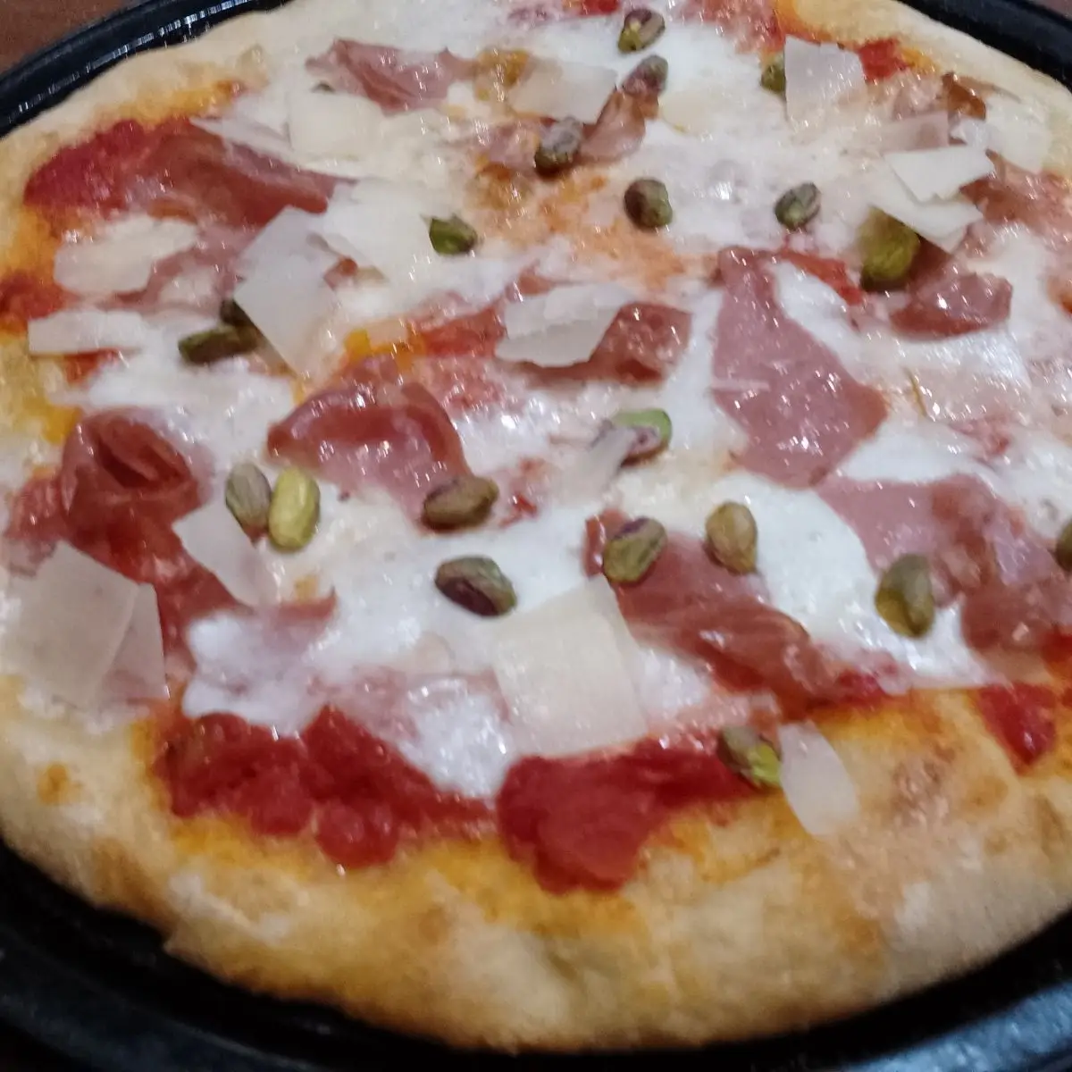 Ricetta Pizza, stracciatella , petali di grana ,  mortadella pistacchio. di sergioforcella9