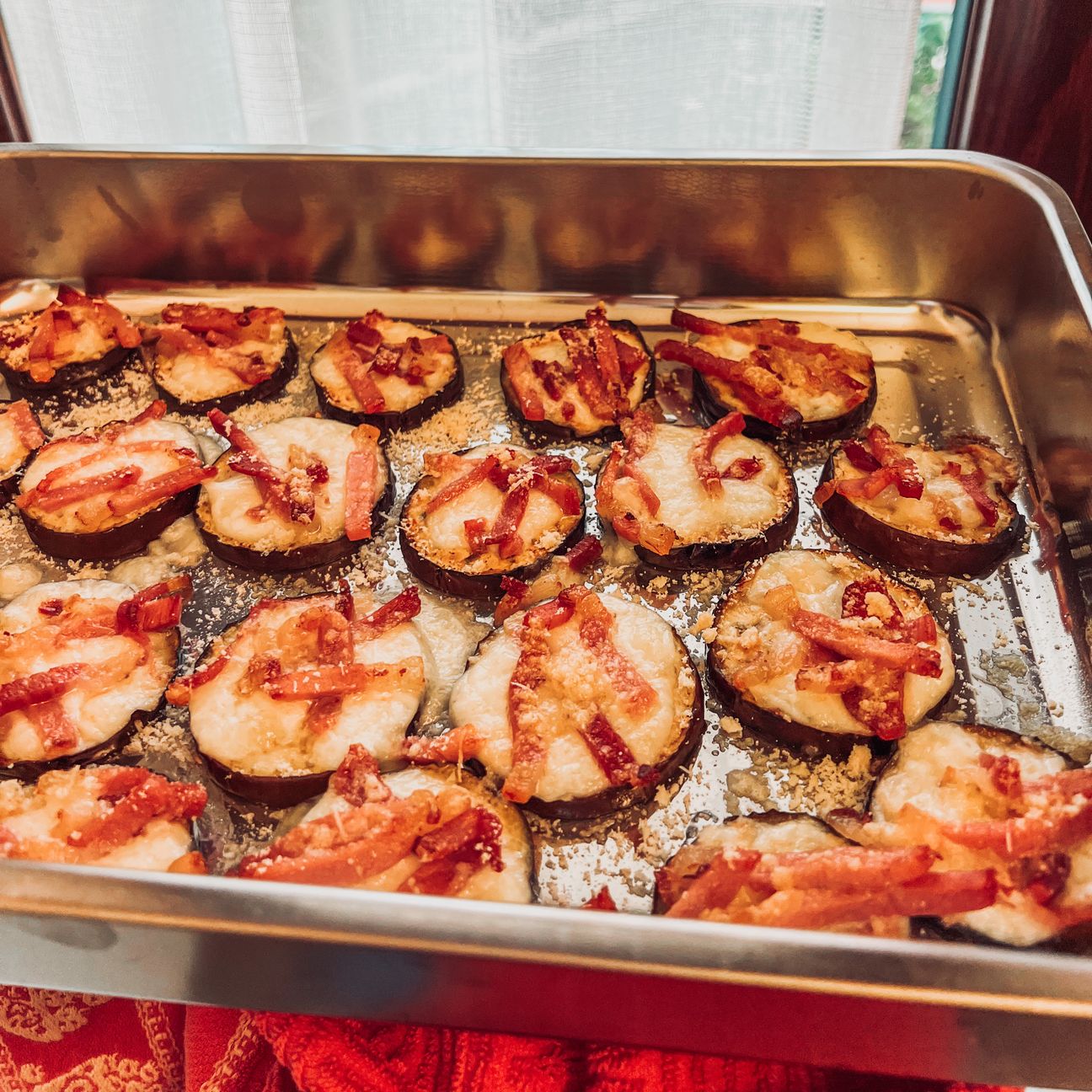 Pizzette di melanzana bianche con speck e formaggio