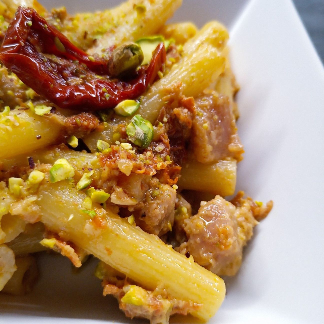 Ziti con pomodori secchi, tonno e pistacchi