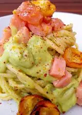Ricetta Spaghetti con pesto di avocado, tartare di salmone e pomodorini confit