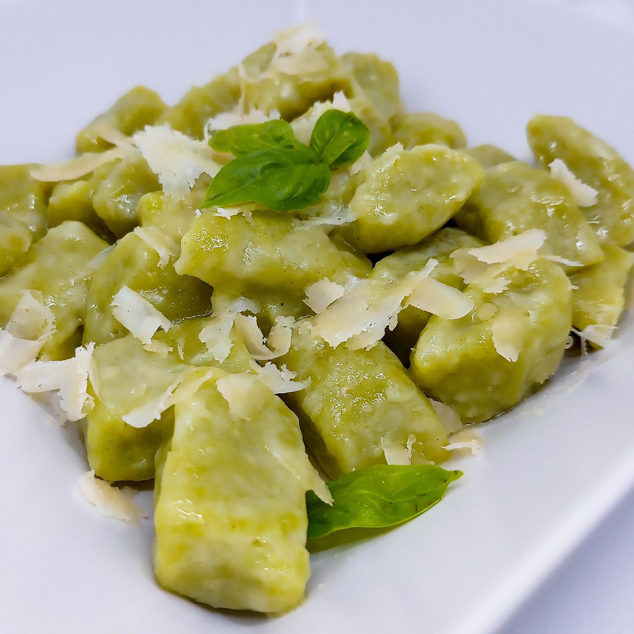 Gnocchi di zucchine al burro e basilico con scaglie di parmigiano