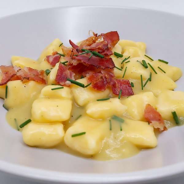 Gnocchi in crema di patate e cipolla con bacon croccante