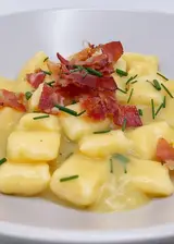 Ricetta Gnocchi in crema di patate e cipolla con bacon croccante 