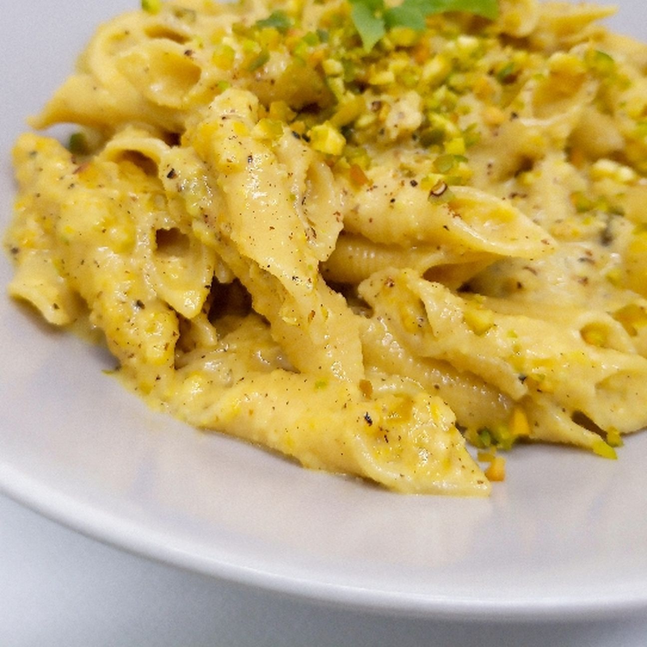 Pasta con pesto di peperoni e pistacchi