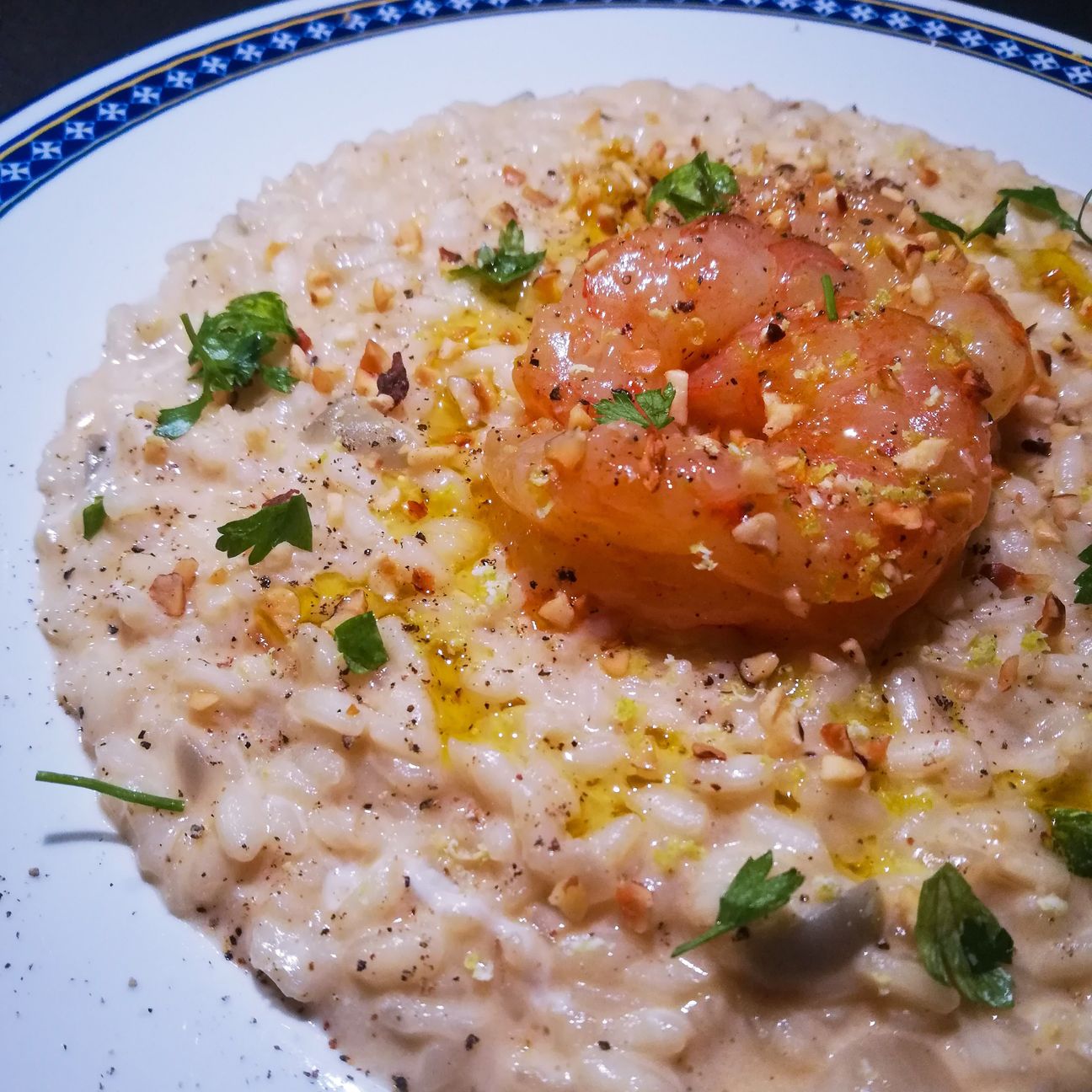 Risotto cremoso alla stracciatella con gamberi e nocciole