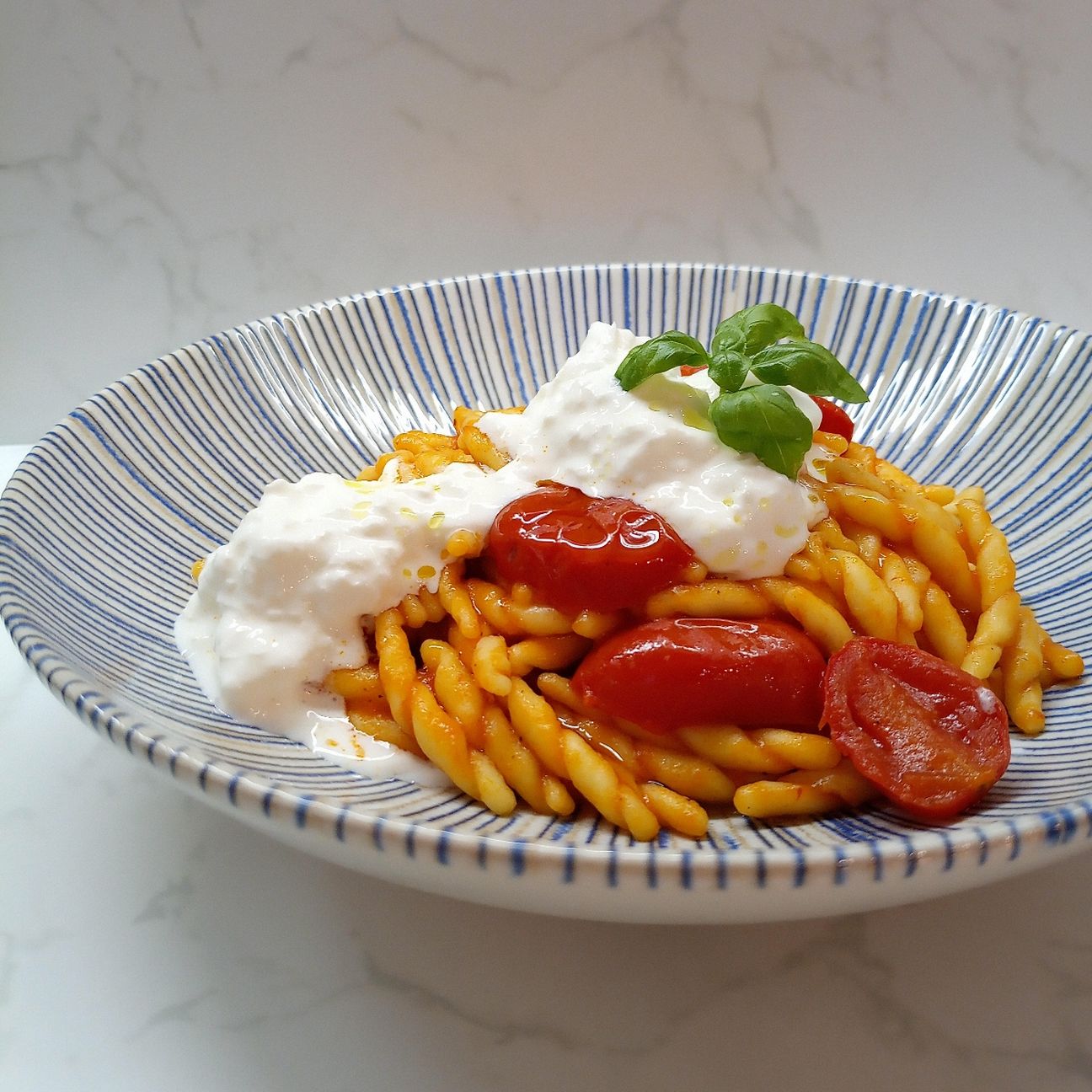 Trofie al sugo di pomodorini, basilico e burrata