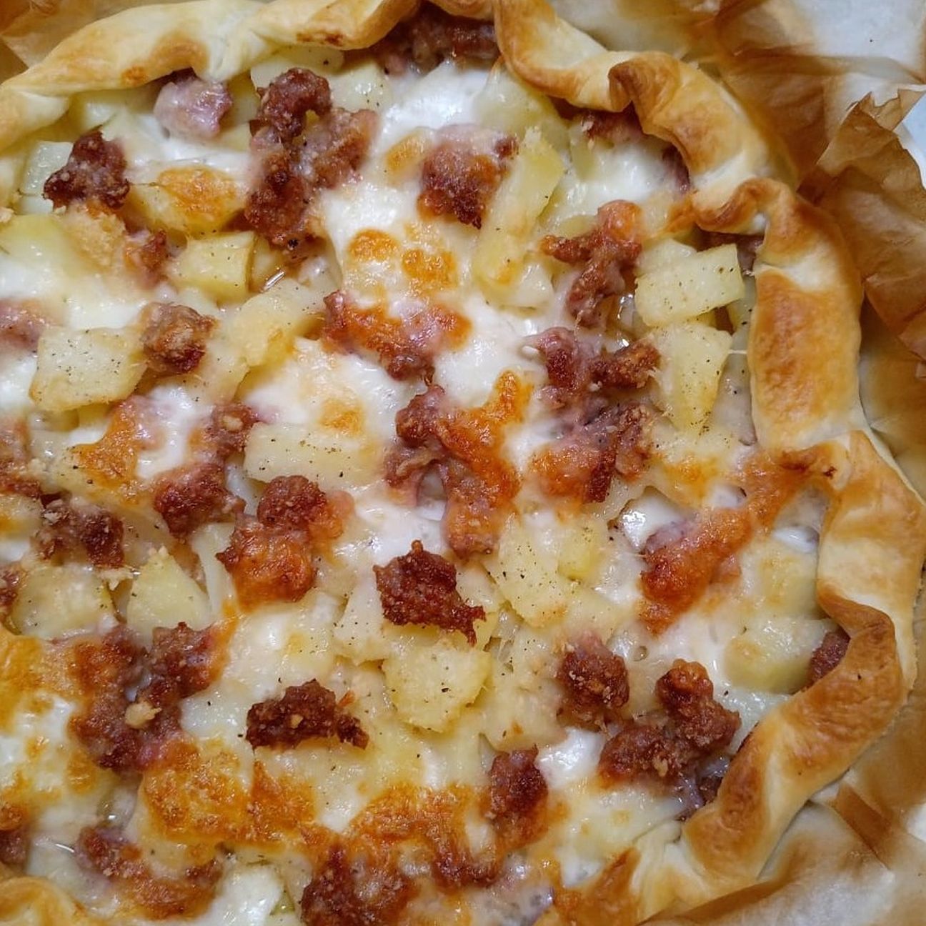 Torta salata con patate, salsiccia e mozzarella