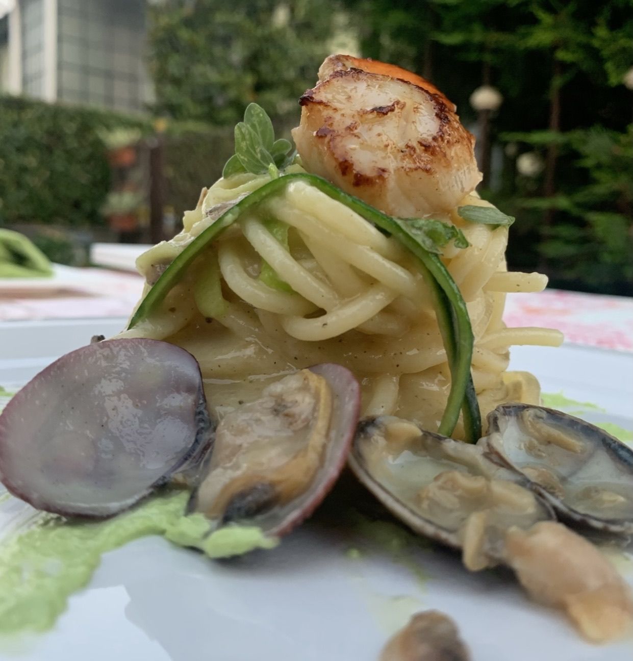 Spaghettoni Benedetto Cavaglieri crema di vongole zucchine e capesante aromatizzate al timo limone